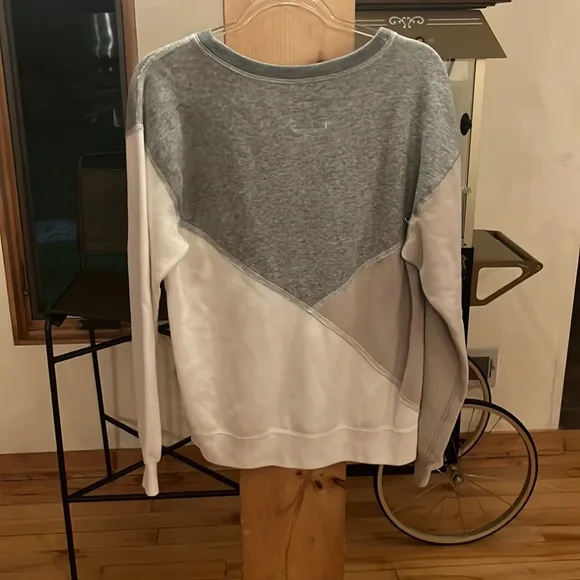 Abercrombie & Fitch Women’s Crew Neck - Picture 2 of 3